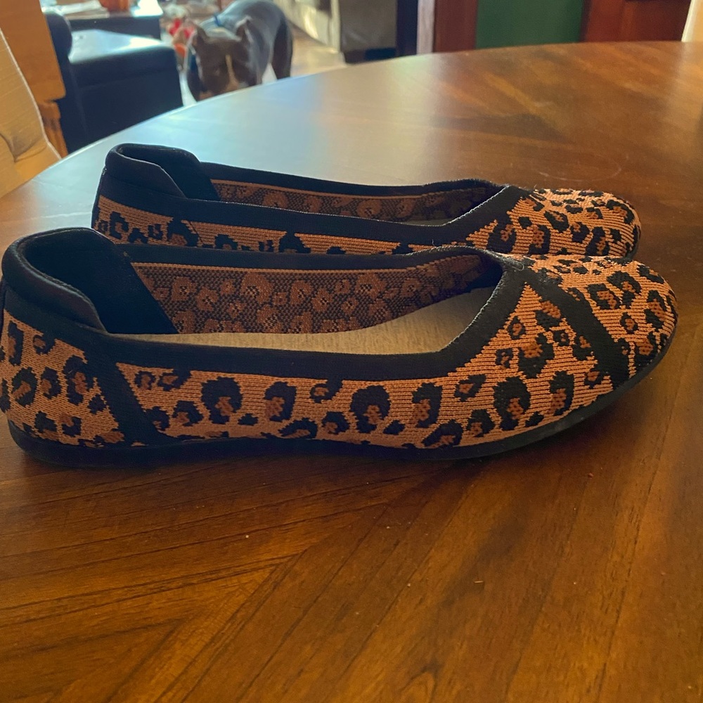 Size10 leopard print flats. Very comfortable!